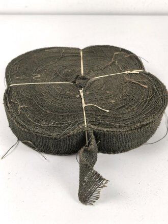 U.S. Tarnmaterial für Stahlhelmnetz. Oliv, Durchmesser der Rolle etwa 35cm. Alter und Herkunft unbekannt