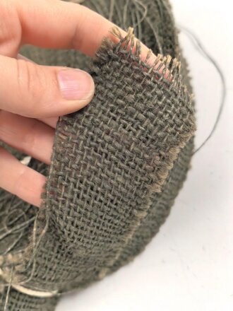 U.S. Tarnmaterial für Stahlhelmnetz. Oliv, Durchmesser der Rolle etwa 35cm. Alter und Herkunft unbekannt