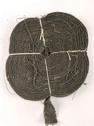 U.S. Tarnmaterial für Stahlhelmnetz. Oliv, Durchmesser der Rolle etwa 35cm. Alter und Herkunft unbekannt