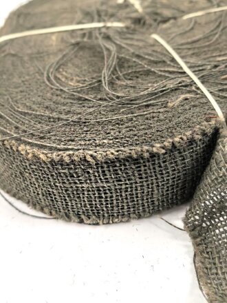 U.S. Tarnmaterial für Stahlhelmnetz. Oliv, Durchmesser der Rolle etwa 35cm. Alter und Herkunft unbekannt