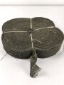 U.S. Tarnmaterial für Stahlhelmnetz. Oliv, Durchmesser der Rolle etwa 35cm. Alter und Herkunft unbekannt