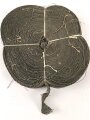 U.S. Tarnmaterial für Stahlhelmnetz. Oliv, Durchmesser der Rolle etwa 35cm. Alter und Herkunft unbekannt