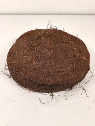 U.S. Tarnmaterial für Stahlhelmnetz. Braun, Durchmesser der Rolle etwa 35cm. Alter und Herkunft unbekann