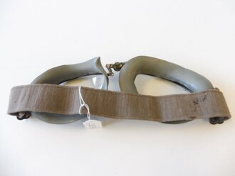 Kradmelderbrille Wehrmacht, zum Teil korrodiert, ungereinigt, Gummi weich, Band elastisch