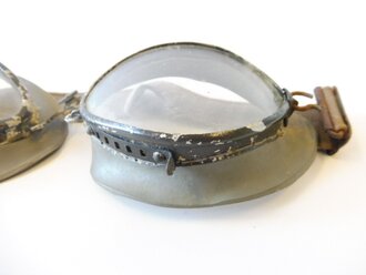Kradmelderbrille Wehrmacht, zum Teil korrodiert, ungereinigt, Gummi weich, Band elastisch