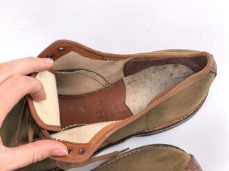 Canadian 1943 dated pair of service shoes, Sole lenght 32,5cm, not a 100% matching pair