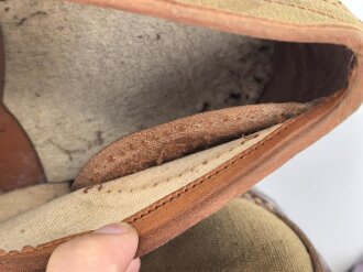Canadian 1943 dated pair of service shoes, Sole lenght 32,5cm, not a 100% matching pair