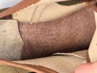 Canadian 1943 dated pair of service shoes, Sole lenght 32,5cm, not a 100% matching pair