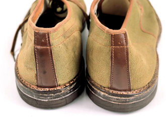 Canadian 1943 dated pair of service shoes, Sole lenght 32,5cm, not a 100% matching pair