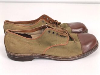 Canadian 1943 dated pair of service shoes, Sole lenght 32,5cm, not a 100% matching pair