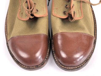 Canadian 1943 dated pair of service shoes, Sole lenght 32,5cm, not a 100% matching pair