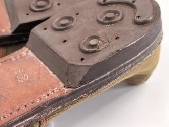 Canadian 1943 dated pair of service shoes, Sole lenght 32,5cm, not a 100% matching pair