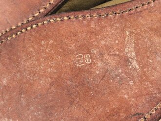 Canadian 1943 dated pair of service shoes, Sole lenght 32,5cm, not a 100% matching pair