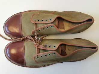 Canadian 1943 dated pair of service shoes, Sole lenght 32,5cm