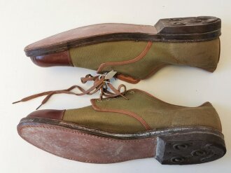 Canadian 1943 dated pair of service shoes, Sole lenght 32,5cm