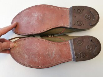 Canadian 1943 dated pair of service shoes, Sole lenght 32,5cm