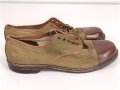Canadian 1943 dated pair of service shoes, Sole lenght 32,5cm, not a 100% matching pair