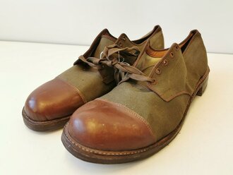 Canadian 1943 dated pair of service shoes, Sole lenght 32,5cm
