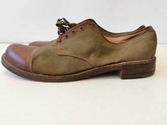 Canadian 1943 dated pair of service shoes, Sole lenght 32,5cm