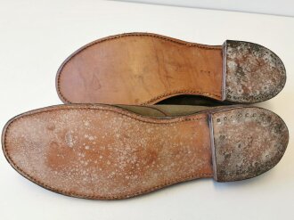 Canadian 1943 dated pair of service shoes, Sole lenght 32,5cm