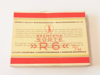 Pack "R6 " Zigaretten. Ungeöffnet, Steuerbanderole mit Hakenkreuz