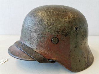 Heer, Stahlhelm Modell 1940 mit originaler Tarnbemalungf. Zusammengehöriges Stück