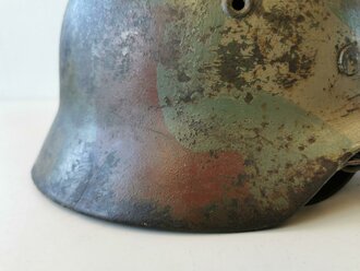 Heer, Stahlhelm Modell 1940 mit originaler Tarnbemalungf. Zusammengehöriges Stück