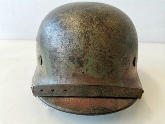 Heer, Stahlhelm Modell 1940 mit originaler Tarnbemalungf. Zusammengehöriges Stück