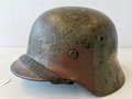 Heer, Stahlhelm Modell 1940 mit originaler Tarnbemalungf. Zusammengehöriges Stück