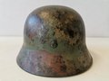 Heer, Stahlhelm Modell 1940 mit originaler Tarnbemalungf. Zusammengehöriges Stück