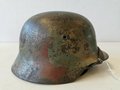 Heer, Stahlhelm Modell 1940 mit originaler Tarnbemalungf. Zusammengehöriges Stück