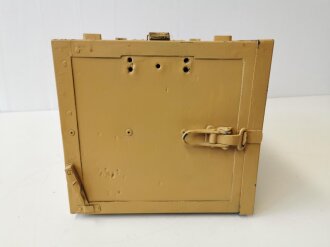 Zubehörtornister zum Tornister Empfänger Berta ( Torn.E.b. ) . Restauriertes Stück, die Inneneinteilung und Kabel sowie der Lack neu.