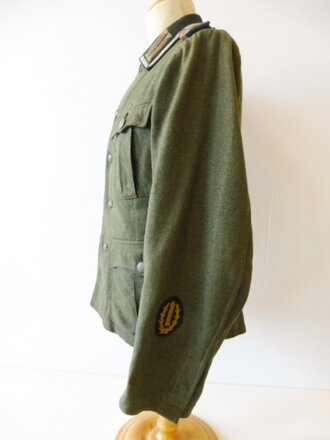 Heer, Feldbluse Modell 1936 für einen Unteroffizier der Artillerie. Stark getragenes Stück, die Effekten original vernäht
