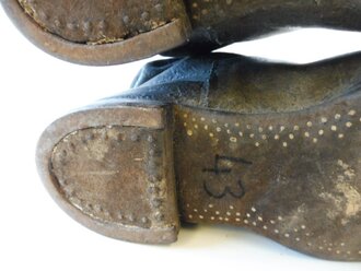 Paar Stiefel für Offiziere der Wehrmacht, ungereinigtes Paar, das Leder leicht angetrocknet, Sohlenlänge 29,5cm
