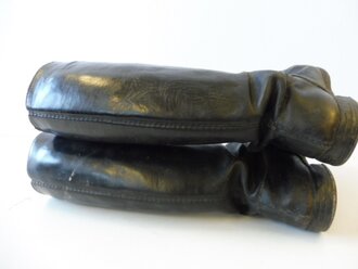 Paar Stiefel für Offiziere der Wehrmacht, ungereinigtes Paar, das Leder leicht angetrocknet, Sohlenlänge 29,5cm
