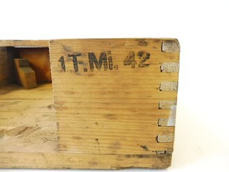 Transportkasten aus Holz für Tellermine 42 der Wehrmacht , grob gereingtes Stück
