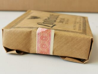 Pack "Regie Landtabak Spezial 50 Gramm" Steuerbanderole mit Hakenkreuz. Ein Stück aus der originalen Umverpackung von 1944