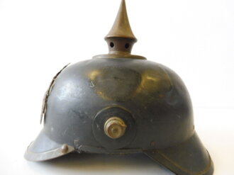 Bayern, Pickelhaube für Mannschaften aus Blech der Firma Bing . Originallack