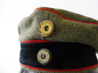 1. Weltkrieg, feldgraue Schirmmütze mit schwarzem Besatz, dieser wohl in der Zeit nachträglich angebracht , darunter das ursprüngliche rot. Kopfgrösse 56