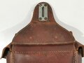 Packtasche für Berittene Modell 1940 datiert 1940. Mit der seltenen Sattelhalterung.