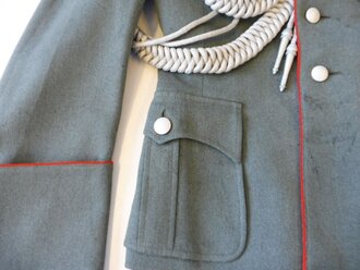 Heer, geschönte Feldbluse für einen Offizier der Artillerie. Eigentumstück mit original vernähten Effekten, der Brustadler evtl. nachträglich angebracht. Schneideretikett aus München datiert 1938. Getragenes Stück