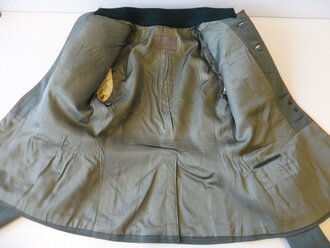 Heer, geschönte Feldbluse für einen Offizier der Artillerie. Eigentumstück mit original vernähten Effekten, der Brustadler evtl. nachträglich angebracht. Schneideretikett aus München datiert 1938. Getragenes Stück