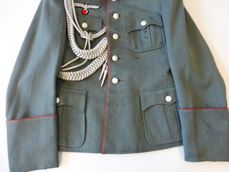 Heer, geschönte Feldbluse für einen Offizier der Artillerie. Eigentumstück mit original vernähten Effekten, der Brustadler evtl. nachträglich angebracht. Schneideretikett aus München datiert 1938. Getragenes Stück