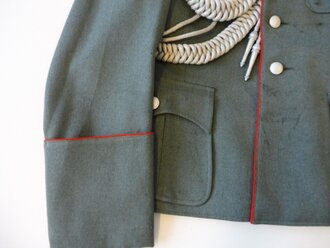 Heer, geschönte Feldbluse für einen Offizier der Artillerie. Eigentumstück mit original vernähten Effekten, der Brustadler evtl. nachträglich angebracht. Schneideretikett aus München datiert 1938. Getragenes Stück