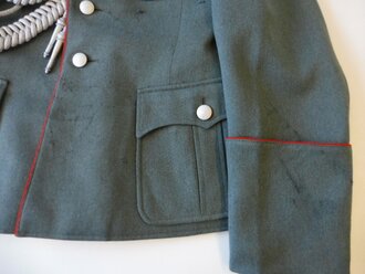 Heer, geschönte Feldbluse für einen Offizier der Artillerie. Eigentumstück mit original vernähten Effekten, der Brustadler evtl. nachträglich angebracht. Schneideretikett aus München datiert 1938. Getragenes Stück