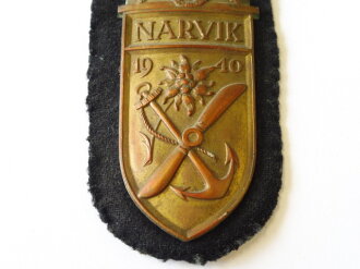 Kriegsmarine Narvikschild, Cupal vergoldet, 1 Splint fehlt, getragenes Stück
