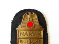 Kriegsmarine Narvikschild, Cupal vergoldet, 1 Splint fehlt, getragenes Stück