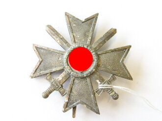 Kriegsverdienstkreuz 1.Klasse mit Schwertern 1939 , Zink versilbert, Hersteller 3 auf der Nadel für  Deumer Lüdenscheid. angegangenes Stück