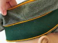 Schirmmütze alter Art für Offiziere der Kavallerie. Leicht getragenes Stück mit leichtem Mottenschaden, Kopfgrösse 57