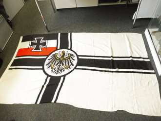 Kriegsmarine, Kaiserliche Kriegsflagge 150x250cm mit Kriegsmarine Abnahme. Diverse kleine Mottenlöcher, insgesamt aber in gutem Zustand